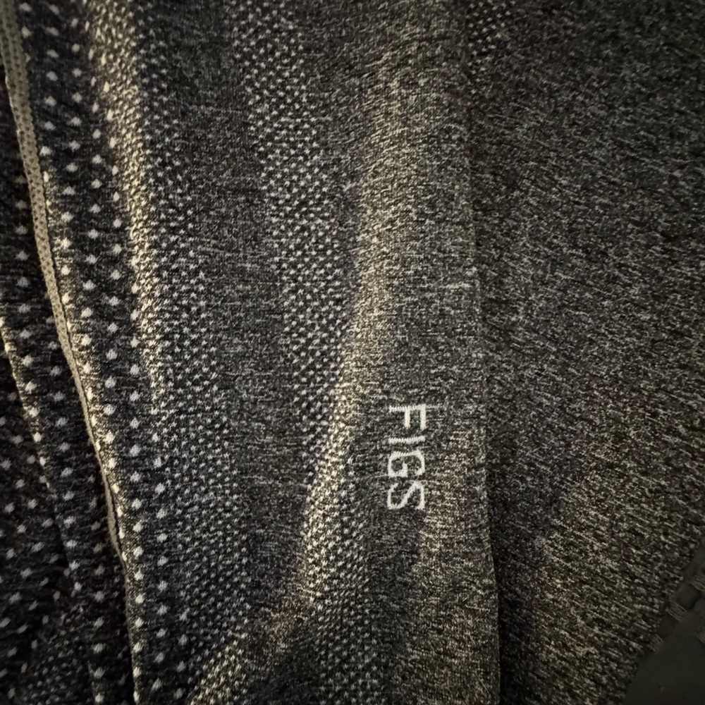 Figs Women’s Salta Seamless Long sleeve Under scrub in Graphite - Picture 3 of 10